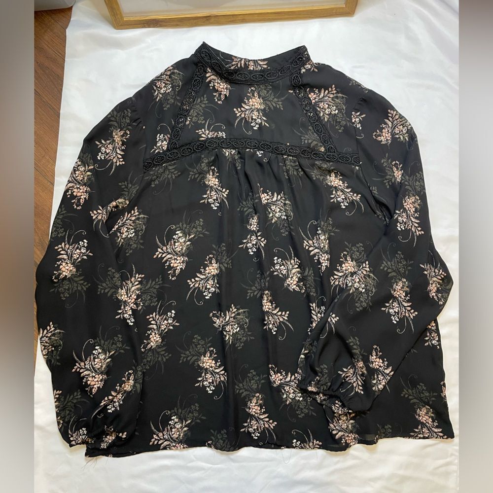 Zac & Rachael size XL black floral long sleeve wrist cuff blouse
